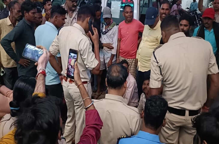 छह साल की बेटी को देखने जा रहे पिता की कार की टक्कर से मौत, ग्रामीणों ने किया चक्काजाम