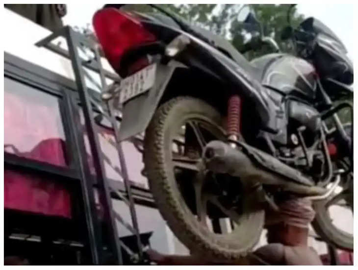 ये है असली बाहुबली! सिर पर मोटरसाइकिल रखकर बस में चढ़ा देता हैं बस पल भर में, वीडियो वायरल !