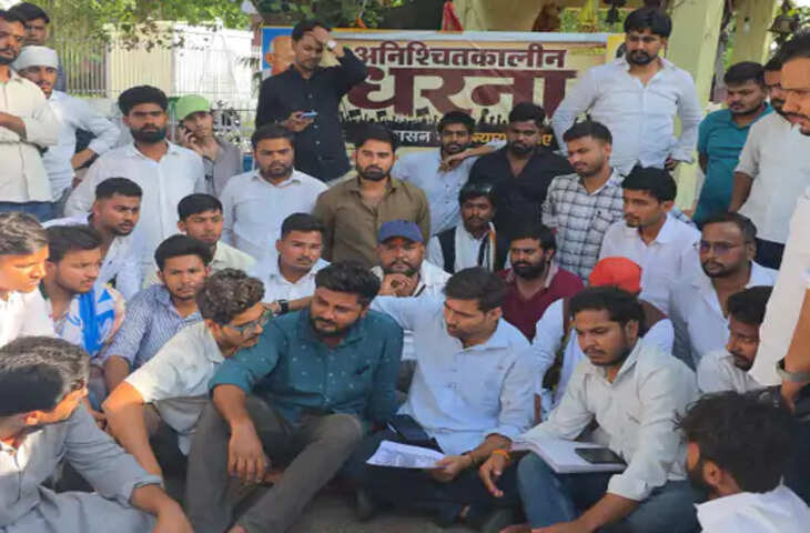 लखनऊ विश्वविद्यालय में धरना 13वें दिन भी जारी, छात्रों के साथ अभिभावक भी शामिल