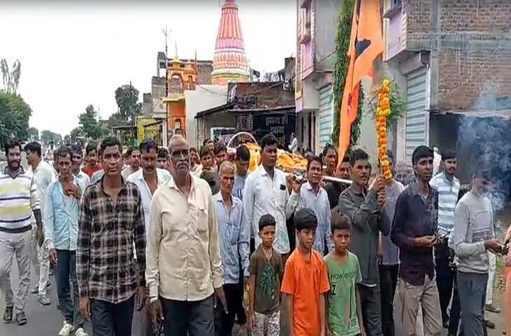 बंदर की मौत पर इतना प्यार... बैंड-बाजे, हनुमान चालीसा और आंसू भरी आंखें, देखिए ये भावुक VIDEO