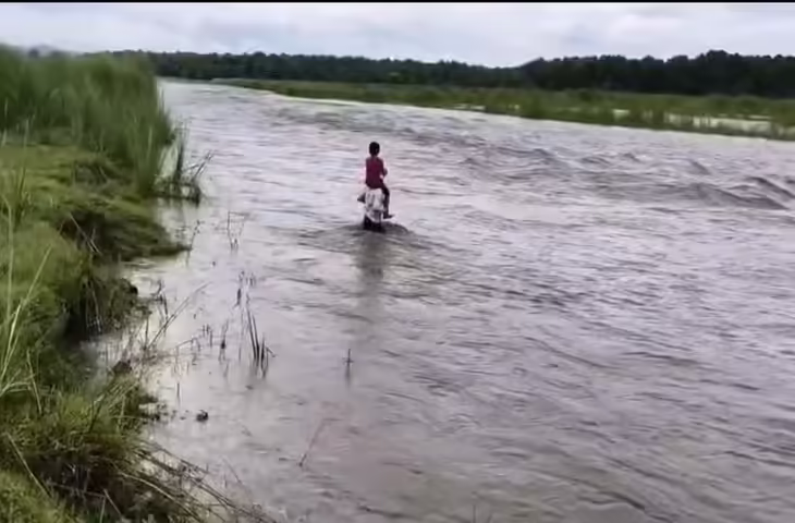 Father Love Viral Video: बेटे की पढ़ाई&nbsp;के लिए जान जोखिम में डालने को तैयार पिता, उफनती नदी पार कराने का वीडियो हुआ वायरल