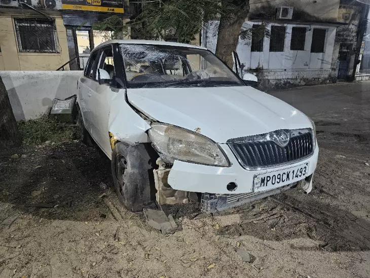 मंदसौर में तेज रफ्तार स्कोडा घर में घुसी, जोरदार टक्कर से खुले एयरबैग; बाहर बैठी दादी बाल-बाल बचीं