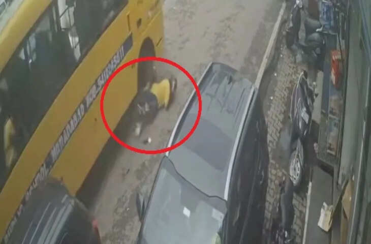 मुरादाबाद में स्कूल बस ने स्कूटी सवार महिला को घसीटा, सीसीटीवी में कैद हुई घटना