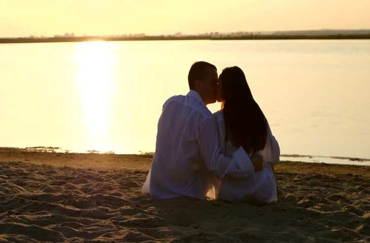 वीडियो वायरल: नदी किनारे प्यार कर रहे कपल पर लड़की के पिता ने किया अटैक, लट्ठ और जूतों से पिटाई&nbsp;का नजारा देखें