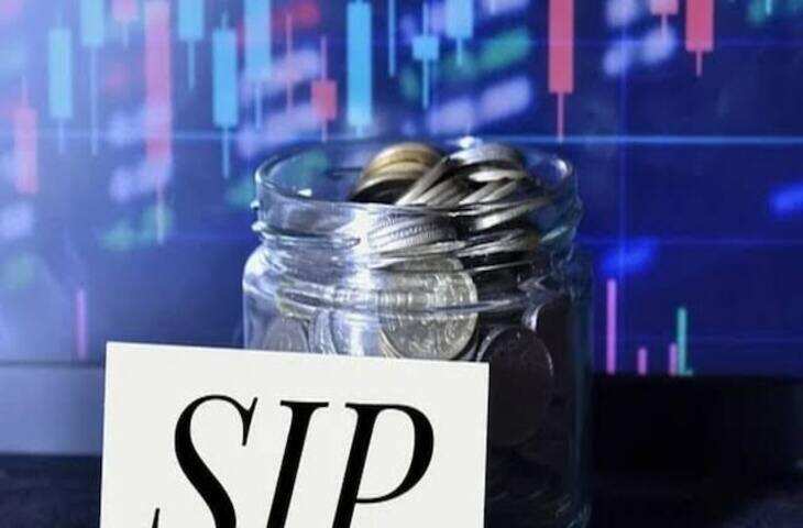 क्या वोलेटाइल मार्केट में SIP बंद कर देनी चाहिए? जानें इस दौर में कैसे करें निवेश और किन फंड्स में दांव लगाना है समझदारी