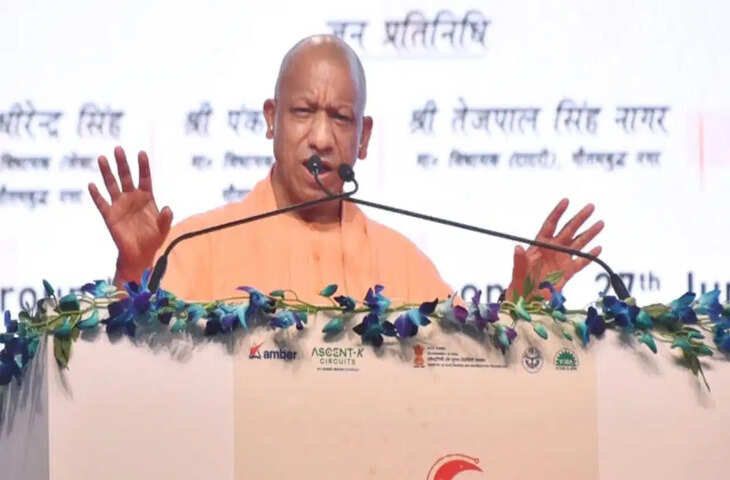 मुख्यमंत्री ने अयोध्या के विकास और धार्मिक महत्व को लेकर बड़ा बयान दिया है। उन्होंने कहा कि अयोध्या को उसकी पुरानी आध्यात्मिक पहचान और गौरव वापस दिलाने का काम किया जा रहा है। मुख्यमंत्री ने कहा कि आज अयोध्या एक स्वच्छ, सुंदर और भव्य नगरी के रूप में तेजी से विकसित हो रही है और इसे सनातन धर्म की राजधानी के रूप में स्थापित करने का प्रयास किया गया है।  मुख्यमंत्री ने कहा, "उन्होंने हनुमानगढ़ी की सीढ़ियों पर नमाज पढ़वाने का पाप किया और हमने अयोध्या को स्वच्छ, सुंदर और सनातन धर्म की राजधानी के रूप में फिर से स्थापित करने का कार्य किया है।" उन्होंने कहा कि अयोध्या अब केवल एक धार्मिक स्थल नहीं, बल्कि दुनिया भर के श्रद्धालुओं के लिए आस्था और संस्कृति का प्रमुख केंद्र बन रही है।  उन्होंने कहा कि भगवान श्रीराम की नगरी अयोध्या का गौरव हजारों वर्षों से भारतीय संस्कृति में विशेष स्थान रखता है। सरकार की ओर से किए जा रहे विकास कार्यों का जिक्र करते हुए मुख्यमंत्री ने कहा कि अयोध्या में आधुनिक सुविधाओं के साथ-साथ धार्मिक और सांस्कृतिक विरासत को भी संरक्षित किया जा रहा है।  भव्य विकास कार्यों से बदल रही अयोध्या की तस्वीर  मुख्यमंत्री ने कहा कि पिछले कुछ वर्षों में अयोध्या में बड़े स्तर पर विकास कार्य हुए हैं। सड़कों, घाटों, यातायात व्यवस्था, पर्यटन सुविधाओं और शहर के सौंदर्यीकरण पर विशेष ध्यान दिया गया है। उन्होंने कहा कि अब अयोध्या देश-विदेश के करोड़ों श्रद्धालुओं के आकर्षण का केंद्र बन रही है।  उन्होंने कहा कि अयोध्या में होने वाले बदलाव का उद्देश्य शहर को उसकी धार्मिक पहचान के अनुरूप विकसित करना है। मुख्यमंत्री के अनुसार, अयोध्या आने वाले श्रद्धालुओं को बेहतर सुविधाएं उपलब्ध कराने के साथ ही यहां की संस्कृति और परंपराओं को भी बढ़ावा दिया जा रहा है।  "तीनों लोकों से न्यारी और वैभवशाली नगरी बन रही अयोध्या"  मुख्यमंत्री ने कहा कि अयोध्या अब अपनी भव्यता और दिव्यता के कारण एक अलग पहचान बना रही है। उन्होंने कहा, "आज अयोध्या तीनों लोकों से न्यारी और वैभवशाली नगरी के रूप में विकसित हो रही है।"  उन्होंने कहा कि अयोध्या का विकास केवल भौतिक निर्माण तक सीमित नहीं है, बल्कि यह भारतीय संस्कृति, आध्यात्मिकता और आस्था के केंद्र के रूप में आगे बढ़ रही है। सरकार का लक्ष्य अयोध्या को विश्वस्तरीय धार्मिक पर्यटन केंद्र के रूप में विकसित करना है।  मुख्यमंत्री ने कहा कि अयोध्या का नया स्वरूप देश की सांस्कृतिक विरासत को मजबूत करने का काम करेगा। उन्होंने दावा किया कि आने वाले समय में अयोध्या दुनिया के प्रमुख धार्मिक और आध्यात्मिक स्थलों में अपनी अलग पहचान बनाएगी।