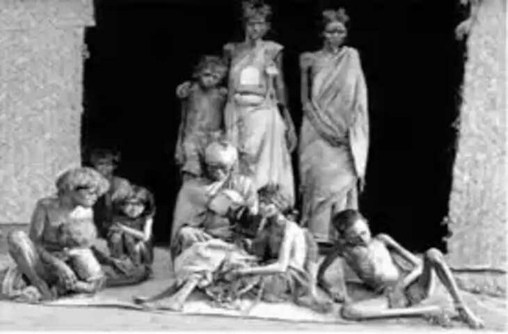 राजस्थान के इतिहास में 'छप्पनिया अकाल' सबसे भीषण प्राकृतिक आपदाओं में से एक माना जाता है। विक्रम संवत 1956 (1899-1900 ई.) में पड़े इस अकाल ने लाखों लोगों की जिंदगी उजाड़ दी थी। बारिश नहीं होने से खेत सूख गए, कुएं और तालाब खाली हो गए, पशुधन खत्म होने लगा और भूख-प्यास से लोग तड़प-तड़पकर दम तोड़ने लगे। इसी कारण यह त्रासदी इतिहास में 'छप्पनिया अकाल' के नाम से दर्ज हुई।  लगातार सूखे के कारण राजस्थान के अधिकांश हिस्सों में अनाज का उत्पादन लगभग ठप हो गया। खाने के लिए लोग पेड़ों की छाल, जंगली घास, पत्तियां और जड़ों तक का सहारा लेने को मजबूर हो गए। कई परिवारों ने अपने मवेशी औने-पौने दामों में बेच दिए, जबकि हजारों लोग भोजन और पानी की तलाश में दूसरे राज्यों की ओर पलायन करने लगे।  इतिहासकारों के अनुसार, उस समय अकाल के साथ महामारी ने भी हालात को और भयावह बना दिया। कुपोषण और बीमारियों के कारण बड़ी संख्या में लोगों और पशुओं की मौत हुई। गांव के गांव वीरान हो गए और कई इलाकों में खेती पूरी तरह चौपट हो गई। लोकगीतों, कहावतों और जनश्रुतियों में आज भी छप्पनिया अकाल की पीड़ा सुनाई देती है।  उस दौर में राहत के सीमित साधनों के कारण लोगों को भारी कठिनाइयों का सामना करना पड़ा। कई रियासतों ने राहत कार्य, तालाब निर्माण और अनाज वितरण जैसे प्रयास किए, लेकिन भीषण सूखे और व्यापक संकट के सामने ये उपाय पर्याप्त साबित नहीं हुए। इस त्रासदी ने राजस्थान की सामाजिक और आर्थिक व्यवस्था पर गहरा असर छोड़ा।  आज भी 'छप्पनिया अकाल' केवल एक ऐतिहासिक घटना नहीं, बल्कि प्रकृति की मार, जल संरक्षण के महत्व और कठिन परिस्थितियों में मानव संघर्ष की याद दिलाने वाला अध्याय है। राजस्थान के लोक साहित्य और इतिहास में इसका उल्लेख उस दौर की भयावहता और लोगों की जीवटता के प्रतीक के रूप में किया जाता है।