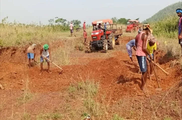 प्रशासन की अनदेखी के बाद ग्रामीणों ने दिखाई मिसाल, चंदा जुटाकर खुद बना डाली 3 किलोमीटर लंबी सड़क