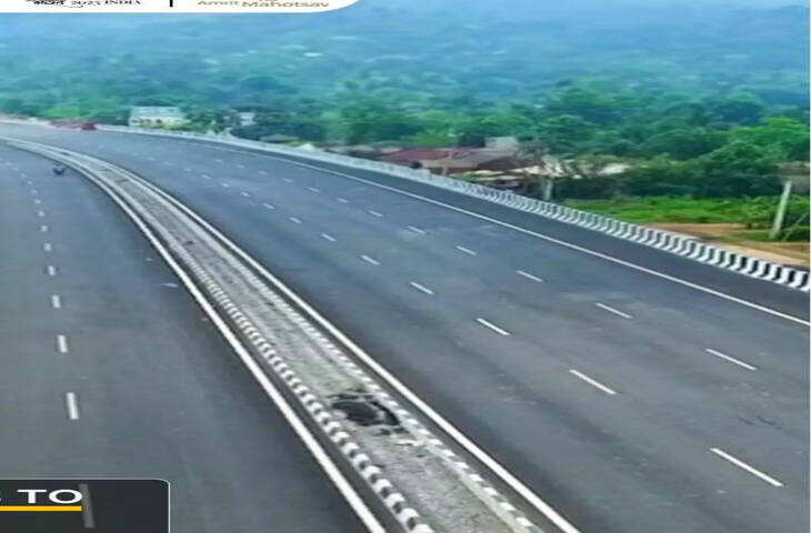 संयुक्त राज्य अमेरिका के पास दुनिया का सबसे बड़ा सड़क नेटवर्क है। इसका सड़क नेटवर्क 68,03,479 किमी है, जिसमें से 63 प्रतिशत पक्की सड़कें और 37 प्रतिशत कच्ची हैं। 