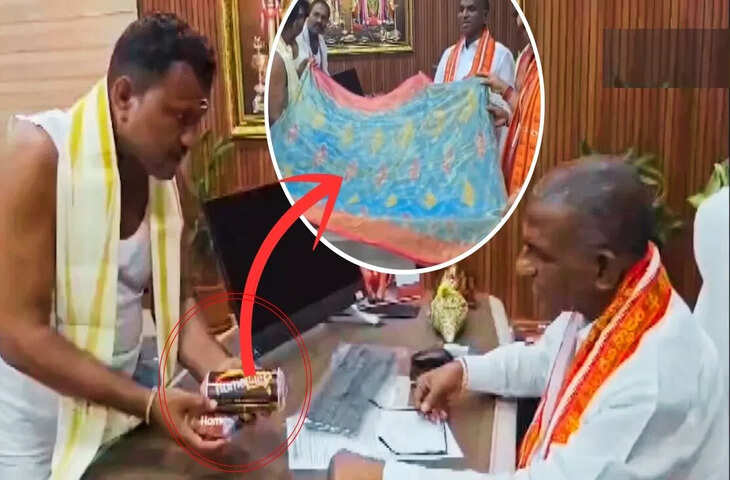 तेलंगाना के बुनकर ने रचा अनोखा इतिहास, माचिस की डिब्बी में समा गई&nbsp;5.5 मीटर लंबी साड़ी,&nbsp;वीडियो वायरल