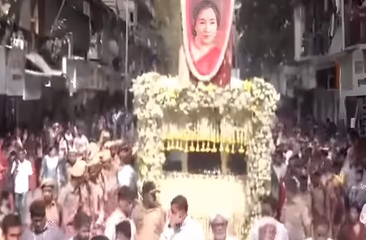  सिंगर आशा भोसले को राजकीय सम्मान के साथ अंतिम विदाई, वीडियो में देंखे शिवाजी पार्क में हुआ अंतिम संस्कार