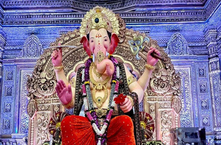 बुजुर्गों की भक्ति बनाम नई पीढ़ी का Reel कल्चर, गणपति पंडाल का VIDEO वायरल