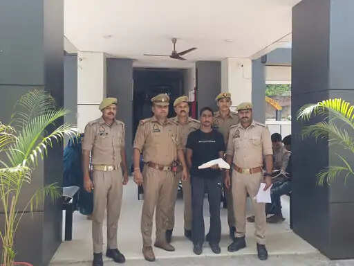 फर्रुखाबाद में प्रेमिका को गोली मारने वाला आरोपी गिरफ्तार, घर में घुसकर की थी वारदात