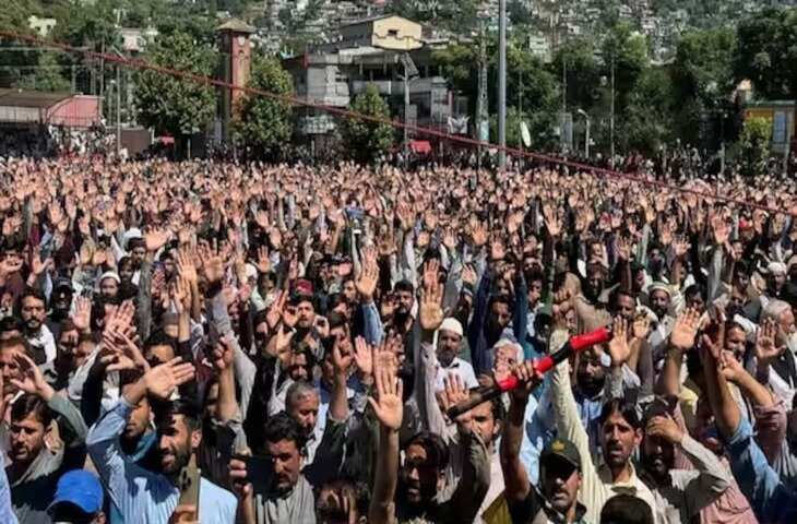 PoK Crisis: PoK में उग्र आंदोलन के आगे पाकिस्तान बैकफुट पर, प्रदर्शनकारियों को मनाने पहुंचे शहबाज-मुनीर के खास दूत