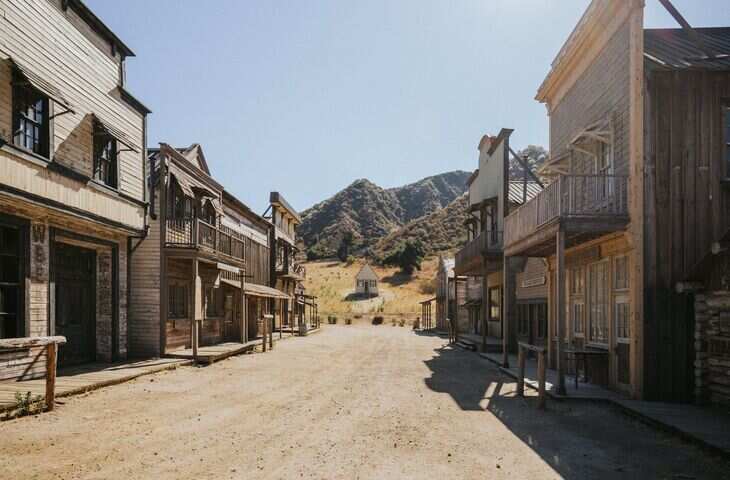 दुनिया का अनोखा Ghost Town: जहां लोगों को परमानेंट घर बनाने की अनुमति नहीं, वजह जान हिल जाएगा दिमाग&nbsp;