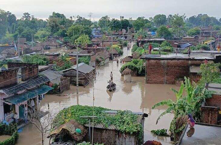 यूपी में बारिश थमी, लेकिन नदियां उफान पर; 26 जिलों में बाढ़ जैसे हालात, 4 लाख लोग प्रभावित