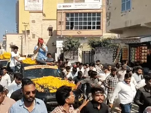 विधायक रविंद्र भाटी और यूनुस खान की मुलाकात से तीसरे मोर्चे की चर्चा तेज, EWS सरलीकरण यात्रा में शक्ति प्रदर्शन