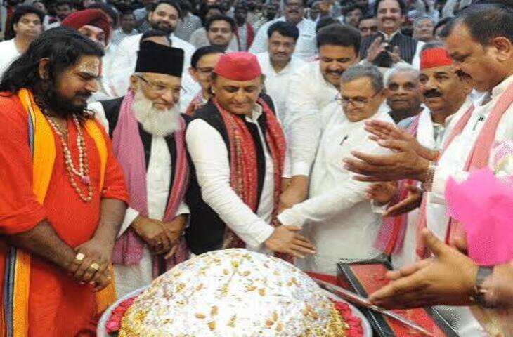 अखिलेश यादव का 53वां जन्मदिन: 53 किलो केक तलवार से काटा, सपा मुख्यालय के बाहर 10 हजार लोग जुटे