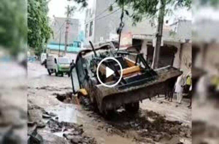 सोशल मीडिया पर इन दिनों एक हैरान कर देने वाला वीडियो तेजी से वायरल हो रहा है, जिसमें कुछ बाइकर्स सड़क पर ट्रक को रोककर खड़े नजर आते हैं। तभी अचानक दूर से तेज रफ्तार में एक जेसीबी उनकी ओर आती दिखाई देती है। वीडियो का यह दृश्य देखकर इंटरनेट यूजर्स भी चौंक गए हैं।  वायरल क्लिप में साफ दिखाई देता है कि कुछ युवक सड़क के बीचोंबीच बाइक और ट्रक के पास खड़े हैं। माहौल देखकर ऐसा लग रहा है जैसे वहां कोई स्टंट या वीडियो शूट किया जा रहा हो। तभी अचानक पीछे से एक JCB मशीन तेज गति से उनकी दिशा में बढ़ती नजर आती है।  वीडियो में जेसीबी को तेजी से आता देख वहां मौजूद लोग घबरा जाते हैं और तुरंत रास्ते से हटने की कोशिश करते हैं। हालांकि वीडियो के अंत तक किसी गंभीर हादसे की पुष्टि नहीं होती, लेकिन पूरा दृश्य काफी तनावपूर्ण दिखाई देता है।  सोशल मीडिया पर यह वीडियो तेजी से शेयर किया जा रहा है। कई यूजर्स ने मजाकिया अंदाज में लिखा कि &ldquo;JCB की एंट्री ने पूरा सीन बदल दिया,&rdquo; जबकि कुछ लोगों ने सड़क पर इस तरह के स्टंट और लापरवाही को खतरनाक बताया।  इंटरनेट पर वायरल होने के बाद वीडियो को लाखों बार देखा जा चुका है। कुछ यूजर्स इसे फिल्मी सीन जैसा बता रहे हैं, तो कई लोग सड़क सुरक्षा को लेकर चिंता जता रहे हैं।  विशेषज्ञों का कहना है कि सार्वजनिक सड़कों पर स्टंट या वीडियो शूट करना बेहद जोखिम भरा हो सकता है। थोड़ी सी लापरवाही गंभीर हादसे का कारण बन सकती है।  फिलहाल यह वीडियो सोशल मीडिया पर चर्चा का विषय बना हुआ है और लोग इस पर लगातार प्रतिक्रियाएं दे रहे हैं।