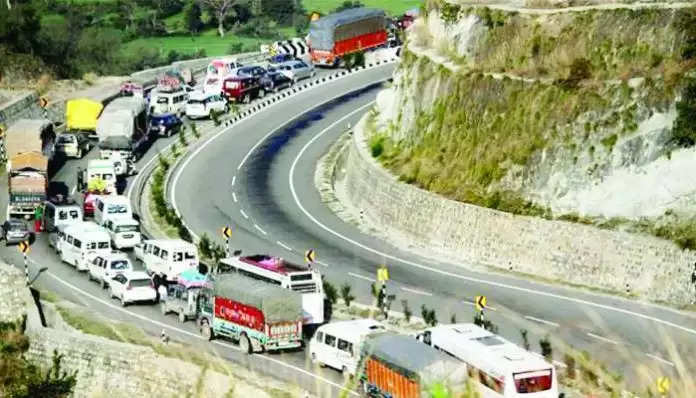 Pulwama जम्मू-एसजीआर राजमार्ग तीन दिन बाद फिर से खुला