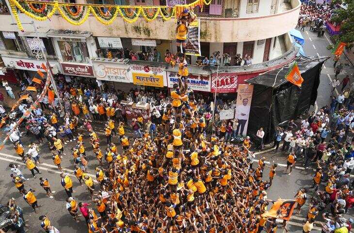 जन्माष्टमी की इस मटकी ने सबको चौंका दिया! आखिर इतनी मजबूत कैसे?&nbsp;50 वार के बाद भी बिल्कुल सही-सलामत