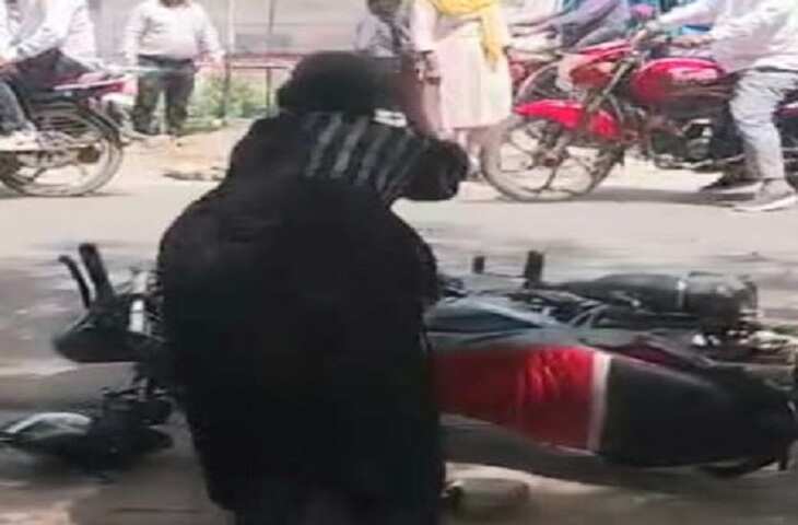 सड़क पर कपल का हाईवोल्टेज ड्रामा, पत्नी ने गुस्से में पति की बाइक को पत्थरों से तोड़फोड़ डाला, वीडियो वायरल&nbsp;