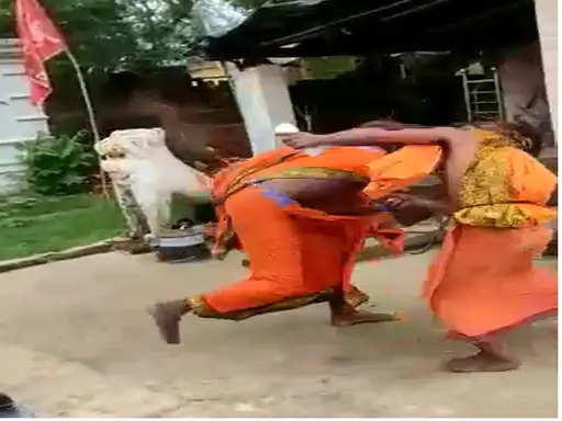 Bilaspur बिलासपुर में साधु ने साधु को लात-घूंसों से पीटा