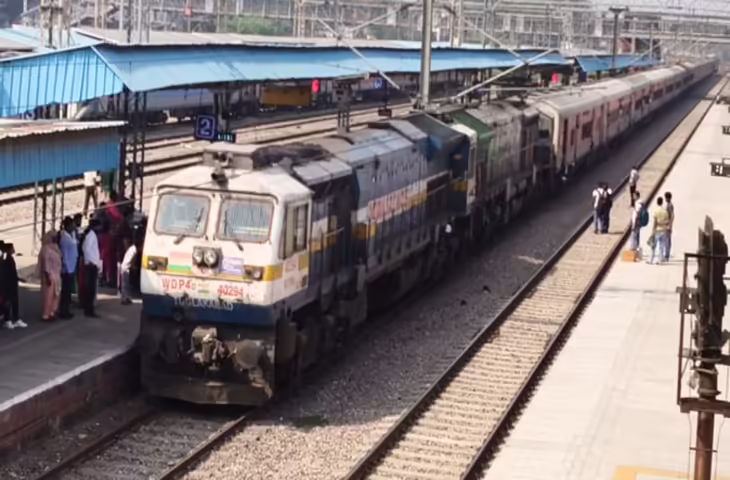 बिलासपुर में इंडिगो फ्लाइट रद्द होने से यात्रियों की सहायता के लिए हावड़ा–सीएसएमटी के मध्य विशेष ट्रेन का संचालन