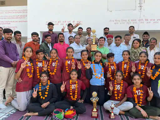 Bikaner 19 वर्षीय बालिका वॉलीबॉल में बीकानेर ने जीता स्वर्ण पदक, ग्रामीणों ने किया स्वागत