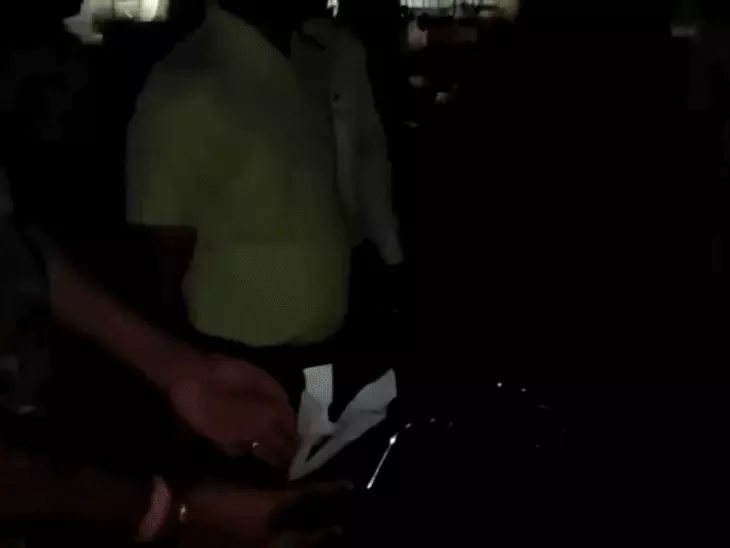 दरभंगा में दुर्गा पूजा की सुरक्षा जांचने सड़क पर उतरे DM-SSP, नशा करते युवक को पकड़ा; संवेदनशील इलाकों का किया निरीक्षण