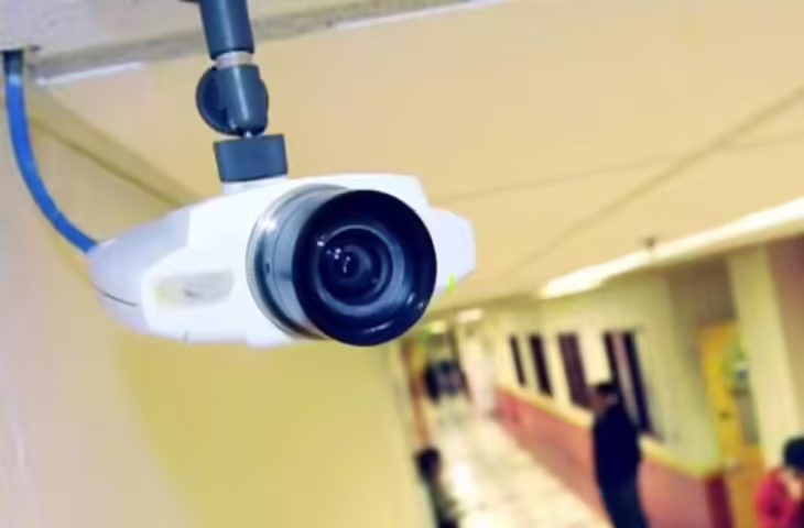 शैतान बच्चों का कारनामा! स्कूल में निगरानी के लिए लगाया CCTV&nbsp;चुपके से खोलकर ले उड़े शरारती बच्चे, VIDEO हुआ वायरल&nbsp;