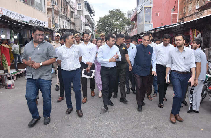 राजधानी के ऐतिहासिक परकोटा क्षेत्र के यूनेस्को वर्ल्ड हेरिटेज सिटी के दर्जे को सुरक्षित रखने के लिए राज्य सरकार ने अब सीधे मोर्चा संभाल लिया है। इस दिशा में प्रशासनिक स्तर पर तेजी लाते हुए वरिष्ठ अधिकारियों ने जमीनी स्तर पर हालात का निरीक्षण शुरू कर दिया है।  जयपुर परकोटा क्षेत्र में मंगलवार को स्वयं मुख्य सचिव वी. श्रीनिवास पहुंचे और करीब डेढ़ घंटे तक क्षेत्र की गलियों में पैदल भ्रमण कर मौजूदा स्थिति का जायजा लिया। इस दौरान उन्होंने सफाई व्यवस्था, अतिक्रमण, संरक्षण कार्यों और शहरी ढांचे की स्थिति को बारीकी से देखा।  निरीक्षण के बाद मुख्य सचिव ने नगर निगम मुख्यालय में अधिकारियों के साथ लगभग एक घंटे लंबी बैठक भी की। बैठक में उन्होंने स्पष्ट निर्देश दिए कि परकोटा क्षेत्र के संरक्षण और विकास कार्यों को मिशन मोड में चलाया जाए, ताकि यूनेस्को द्वारा दिए गए विश्व धरोहर दर्जे को किसी भी स्थिति में खतरा न पहुंचे।  नगर निगम जयपुर के अधिकारियों को निर्देश दिए गए कि क्षेत्र में अवैध अतिक्रमण हटाने, स्वच्छता व्यवस्था सुधारने और ऐतिहासिक धरोहर स्थलों के संरक्षण कार्यों में तेजी लाई जाए। साथ ही यह भी सुनिश्चित करने को कहा गया कि विकास कार्यों के दौरान विरासत की मूल पहचान प्रभावित न हो।  मुख्य सचिव ने अधिकारियों को चेतावनी दी कि यदि समय रहते सुधारात्मक कदम नहीं उठाए गए तो विश्व धरोहर दर्जे पर संकट उत्पन्न हो सकता है, जिसका सीधा असर पर्यटन और शहर की वैश्विक पहचान पर पड़ेगा।  यूनेस्को द्वारा मान्यता प्राप्त जयपुर का परकोटा क्षेत्र अपनी ऐतिहासिक हवेलियों, बाजारों और स्थापत्य कला के लिए विश्वभर में प्रसिद्ध है। ऐसे में इसके संरक्षण को लेकर सरकार की यह सक्रियता बेहद महत्वपूर्ण मानी जा रही है।  स्थानीय निवासियों और व्यापारियों ने भी प्रशासन की इस पहल का स्वागत किया है और उम्मीद जताई है कि इससे क्षेत्र की मूल पहचान सुरक्षित रहेगी और पर्यटन को भी बढ़ावा मिलेगा।  कुल मिलाकर, यूनेस्को वर्ल्ड हेरिटेज सिटी के दर्जे को बनाए रखने के लिए सरकार की यह सख्त और सक्रिय पहल जयपुर के ऐतिहासिक परकोटा क्षेत्र के भविष्य के लिए एक महत्वपूर्ण कदम मानी जा रही है।