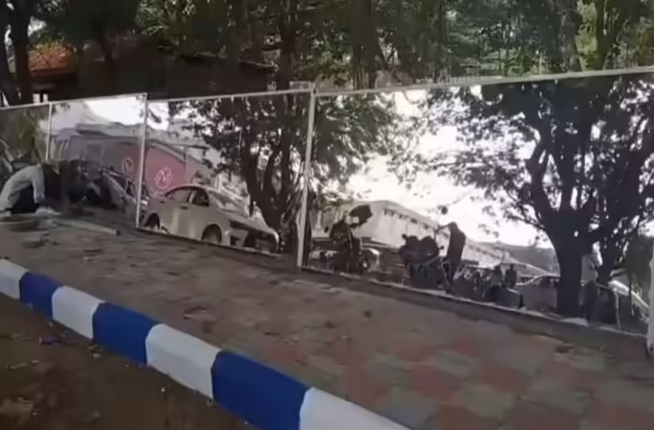 मैसूर में अनोखी पहल: दीवार पर लगाए शीशे, खुले में पेशाब की आदत पर लगी लगाम