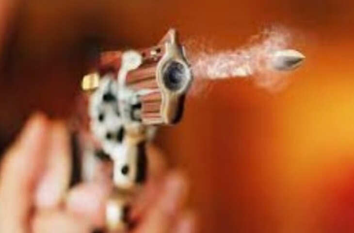 अलवर जिले के नीमराना क्षेत्र के कुतीना गांव में मंगलवार को एक गंभीर फायरिंग की घटना सामने आई है, जिसमें एक युवक गोली लगने से घायल हो गया। घायल की पहचान डाबडवास निवासी अंकित उर्फ निपल के रूप में हुई है, जिसका इलाज नीमराना के एक निजी अस्पताल में चल रहा है।  जानकारी के अनुसार, घटना उस समय हुई जब अंकित बोलेरो गाड़ी से जा रहा था। इसी दौरान पीछे से एक सर्विस पिस्टल से फायर किया गया, जिससे गोली वाहन में जा घुसी। बताया जा रहा है कि गोली गाड़ी के पिछले हिस्से से होते हुए कंडक्टर सीट की ओर पहुंची और वहां बैठे युवक के सिर के पास से गुजरती हुई शीशा तोड़ते हुए बाहर निकल गई। इस दौरान अंकित घायल हो गया।  घटना के तुरंत बाद घायल के साथियों ने उसे अस्पताल पहुंचाया, जहां उसका इलाज जारी है। डॉक्टरों के अनुसार, समय रहते इलाज मिलने से उसकी हालत स्थिर बताई जा रही है।  पुलिस ने बताया कि इस मामले में जो व्यक्ति फायरिंग के आरोप में सामने आया है, वह राजस्थान पुलिस में तैनात दीपक है, जो राजेंद्र सिंह का पुत्र बताया जा रहा है। जानकारी के अनुसार, वह दो दिन पहले ही गांव आया था।  घटना के बाद इलाके में तनाव की स्थिति बन गई है और पुलिस ने मामले की गंभीरता को देखते हुए जांच शुरू कर दी है। पुलिस टीम यह पता लगाने में जुटी है कि फायरिंग किन परिस्थितियों में हुई और इसके पीछे वास्तविक कारण क्या था।  फिलहाल पुलिस ने घटनास्थल से सबूत जुटाने शुरू कर दिए हैं और सभी पक्षों से पूछताछ की जा रही है। अधिकारियों का कहना है कि जांच पूरी होने के बाद ही स्थिति स्पष्ट हो सकेगी और आवश्यक कानूनी कार्रवाई की जाएगी।