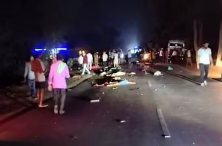  ट्रक और ट्रेलर की टक्कर में 13 लोगों की मौत, सड़क पर बिखरे पड़े दिखे शव