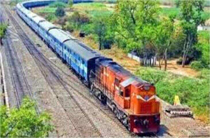 Bihar में आंधी-बारिश के बीच 5 घंटे तक रूकी रही ट्रेन, यात्रियों ने ट्रेन पर किया पथराव, जमकर काटा बवाल