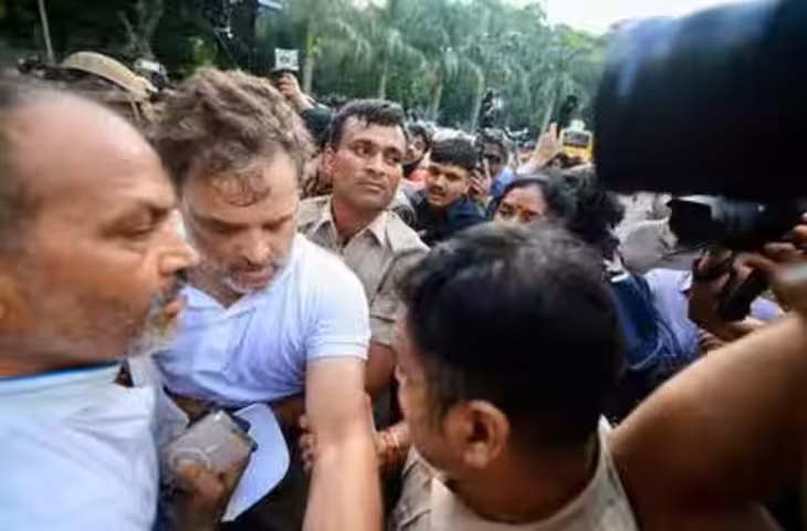 दिल्ली में बड़ा सियासी ड्रामा: पुलिस रोकने पहुंची तो आकाशवाणी भवन में बैठे राहुल-प्रियंका, हिरासत की तैयारी!