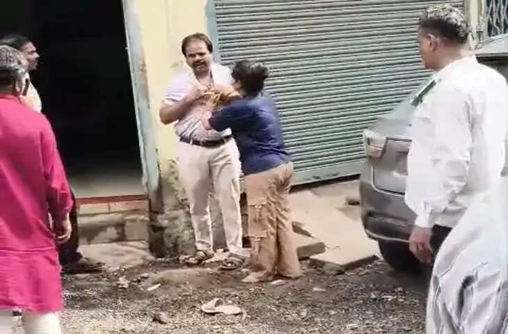 गुना में बीच चौराहे पर भाजपा नेता और भतीजी के बीच हाईवोल्टेज ड्रामा, लोन विवाद में कॉलर पकड़ा, चले थप्पड़-चप्पल; VIDEO वायरल