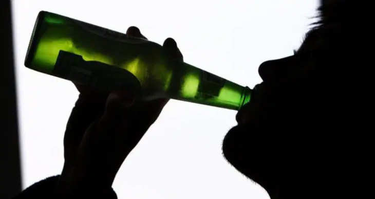 जापान सरकार का अजीबोगरीब फैसला, लोगों को शराब पीने की दी सलाह