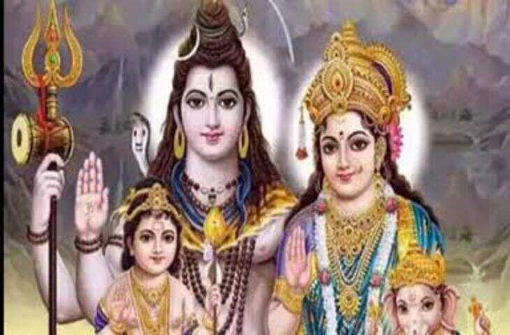 महाशिवरात्रि का पर्व भगवान शिव और माता पार्वती की आराधना के लिए विशेष माना जाता है। इस दिन श्रद्धालु व्रत रखते हैं, शिवलिंग का जलाभिषेक करते हैं और रात में भगवान शिव की पूजा के साथ शिवरात्रि व्रत कथा का श्रवण करते हैं। धार्मिक मान्यताओं के अनुसार, शिवरात्रि व्रत कथा सुनने से भक्तों के मन में भक्ति, श्रद्धा और सकारात्मक भाव उत्पन्न होते हैं।  भगवान शिव से जुड़ी है पवित्र कथा  शिवरात्रि से जुड़ी कई पौराणिक कथाएं प्रचलित हैं। इनमें एक कथा के अनुसार, एक बार ब्रह्मा और विष्णु के बीच इस बात को लेकर विवाद हुआ कि दोनों में श्रेष्ठ कौन है। तभी उनके सामने भगवान शिव एक अनंत ज्योतिर्लिंग के रूप में प्रकट हुए। दोनों देवताओं ने उस ज्योतिर्लिंग का आदि और अंत खोजने का प्रयास किया, लेकिन सफल नहीं हो सके।  इस कथा के माध्यम से भगवान शिव के अनंत और असीम स्वरूप का वर्णन किया गया है। मान्यता है कि शिवरात्रि की रात भगवान शिव की आराधना करने से भक्त को उनकी कृपा प्राप्त होती है।  शिकारी और शिवलिंग की कथा  शिवरात्रि व्रत कथा में एक अन्य लोकप्रिय प्रसंग शिकारी का है। कथा के अनुसार, एक शिकारी जंगल में शिकार की तलाश करते हुए रात के समय बेल के पेड़ पर चढ़ गया। नीचे एक शिवलिंग स्थापित था। रातभर जागते हुए शिकारी जब बेल के पत्ते तोड़कर नीचे गिराता रहा तो वे अनजाने में शिवलिंग पर गिरते गए।  इस प्रकार उससे अनजाने में ही भगवान शिव की पूजा और जागरण हो गया। सुबह होने पर उसके जीवन में सकारात्मक परिवर्तन आया। धार्मिक मान्यता के अनुसार, इस कथा से यह संदेश मिलता है कि सच्ची श्रद्धा और भगवान शिव का स्मरण व्यक्ति के जीवन में विशेष महत्व रखता है।  सुपरफास्ट शिवरात्रि व्रत कथा  आजकल भक्त अपनी व्यस्त दिनचर्या के कारण सुपरफास्ट शिवरात्रि व्रत कथा का श्रवण भी करते हैं। कम समय में कथा सुनने के लिए इसका संक्षिप्त पाठ या ऑडियो भक्तों के बीच लोकप्रिय है। महाशिवरात्रि के दिन पूजा के बाद परिवार के साथ शिवरात्रि व्रत कथा सुनना धार्मिक परंपरा का हिस्सा माना जाता है।  ऐसे करें शिवरात्रि की पूजा  महाशिवरात्रि के दिन सुबह स्नान करके भगवान शिव का ध्यान करें। शिवलिंग पर जल, दूध, बेलपत्र, धतूरा और पुष्प अर्पित करें। इसके बाद ॐ नमः शिवाय मंत्र का जाप करें और श्रद्धा के साथ शिवरात्रि व्रत कथा का श्रवण करें।  धार्मिक मान्यताओं के अनुसार, महाशिवरात्रि की रात जागरण और भगवान शिव का स्मरण विशेष फलदायी माना जाता है। हालांकि व्रत और पूजा की विधि व्यक्ति अपनी परंपरा और सामर्थ्य के अनुसार कर सकता है।