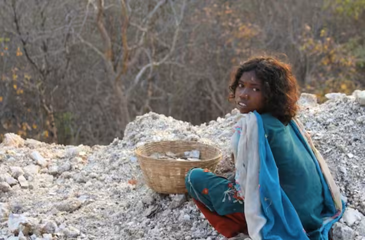 ये है चमकते पत्थरों की धरती, खुदाई करते ही निकलते हैं चमकीले खनिज; कोडरमा की अनोखी कहानी