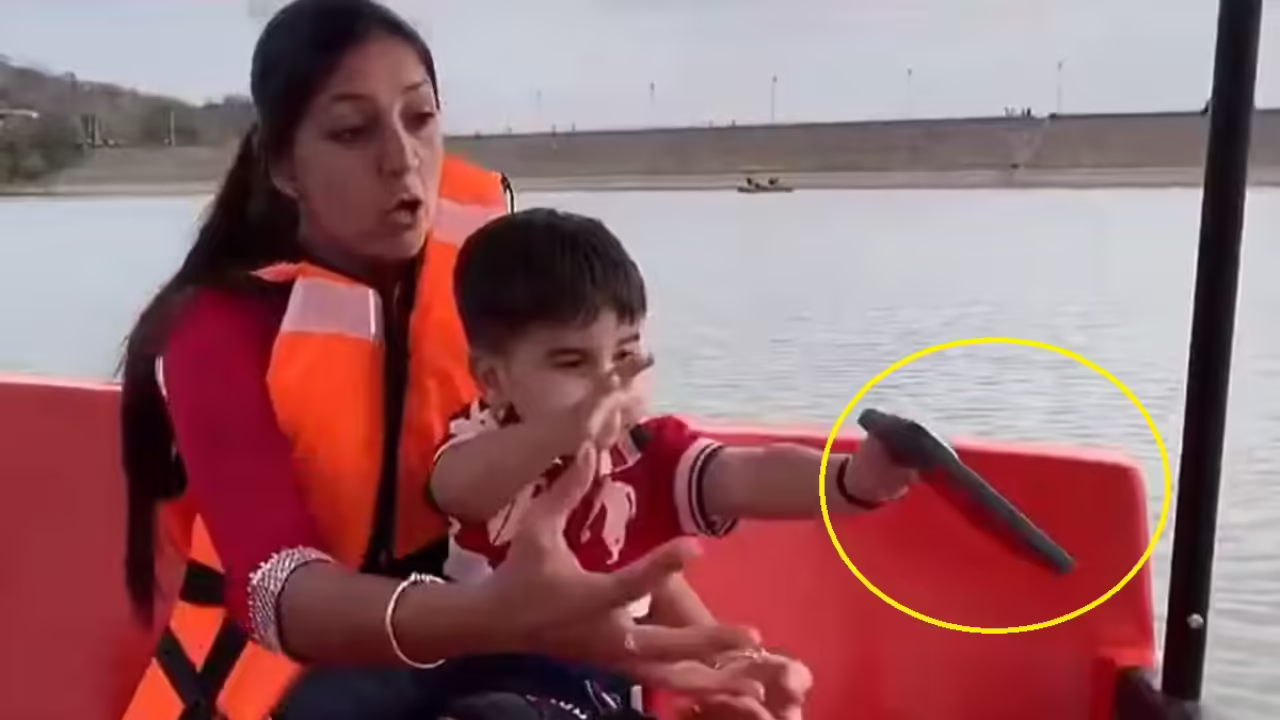 बच्चे की एक शरारत पड़ गई भारी बोटिंग के दौरान झील में समा गया महंगा iPhone, वायरल वीडियो देख नहीं रुकेगी हंसी