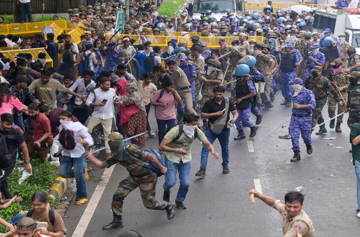 लाठीचार्ज के बाद बदला माहौल! लौटते RAF जवानों के लिए प्रदर्शनकारियों ने बजाईं तालियां, Video चर्चा में