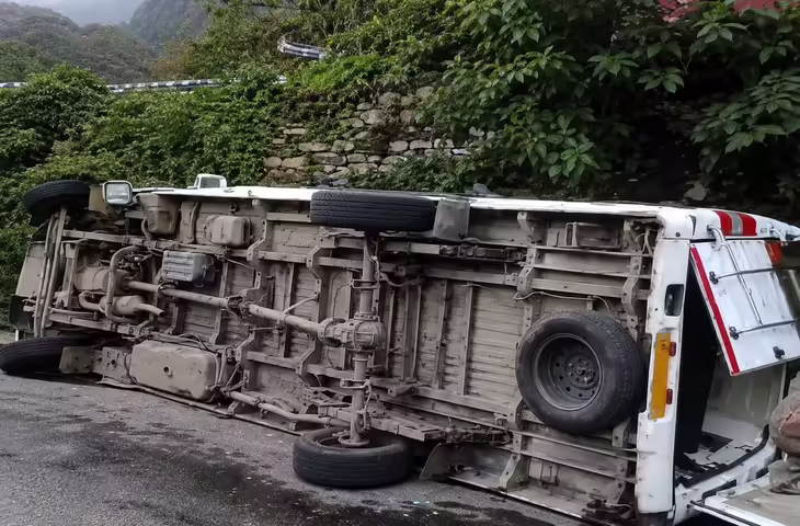 चारधाम यात्रा मार्ग पर बड़ा हादसा: बदरीनाथ हाईवे पर टैम्पो ट्रेवलर दुर्घटनाग्रस्त, महिला यात्री की मौत