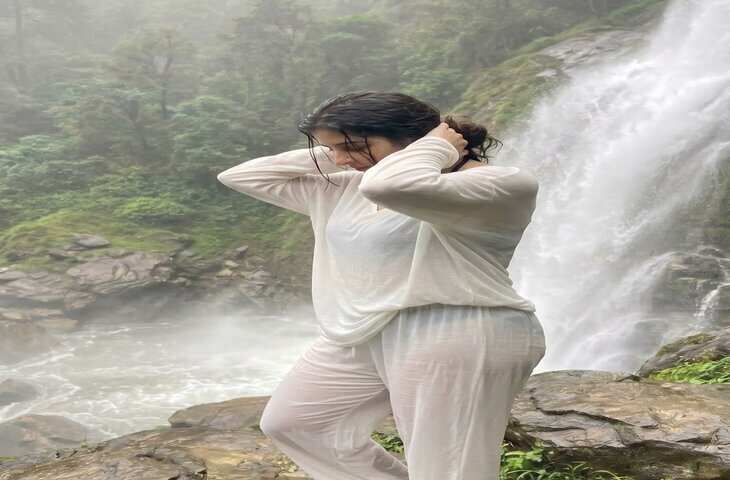 झरने की आवाज में छिपा था खतरे का संकेत! इरा की असली पहचान जानकर उड़ जाएंगे होश,&nbsp;देखें &nbsp;वीडियो&nbsp;
