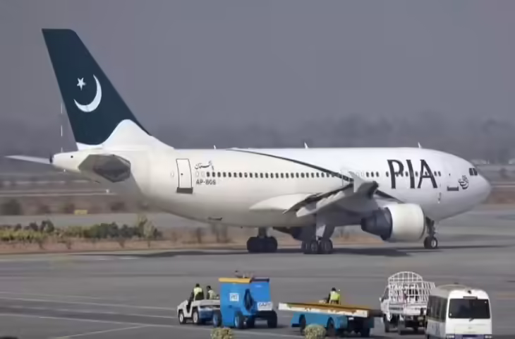 Pakistan Airline Protest: तंख्वाह नहीं तो काम नहीं! इंजीनियर्स ने बंद की PIA की फ्लाइटें, एयरपोर्ट पर अफरा-तफरी