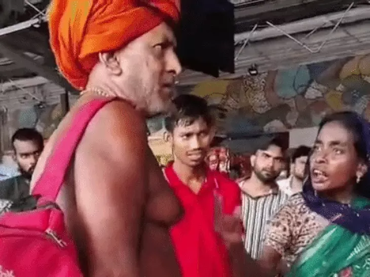 आगरा कैंट स्टेशन पर साधु वेशधारी व्यक्ति की पिटाई का वीडियो वायरल, रेलवे कर्मी भी थप्पड़ मारता दिखा