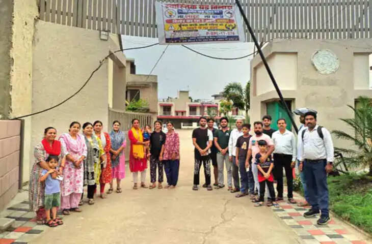 स्वास्तिक ग्रैंड विला में बिजली-पानी संकट पर फूटा गुस्सा, रहवासियों ने किया धरना-प्रदर्शन