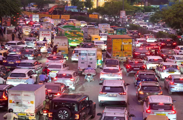 दिल्ली में भीड़भाड़ वाले इलाकों में कार चलाना पड़ सकता है महंगा, मास्टर प्लान 2047 में कंजेशन प्राइसिंग का प्रस्ताव