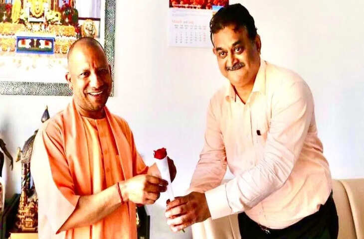 कौन हैं योगी के खास अफसर, जिन्&zwj;हें पद से हटाया गया, जानें कैसे बने आईएएस